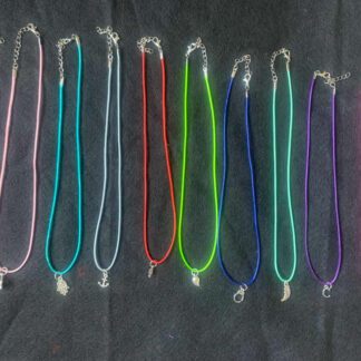 Collares con dijes plateados